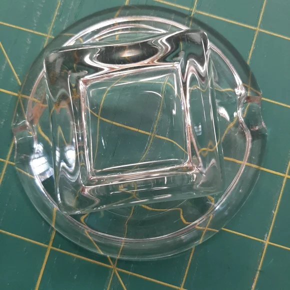 SET OF 3 GLASS ASHTRAYS - Picture 4 of 9